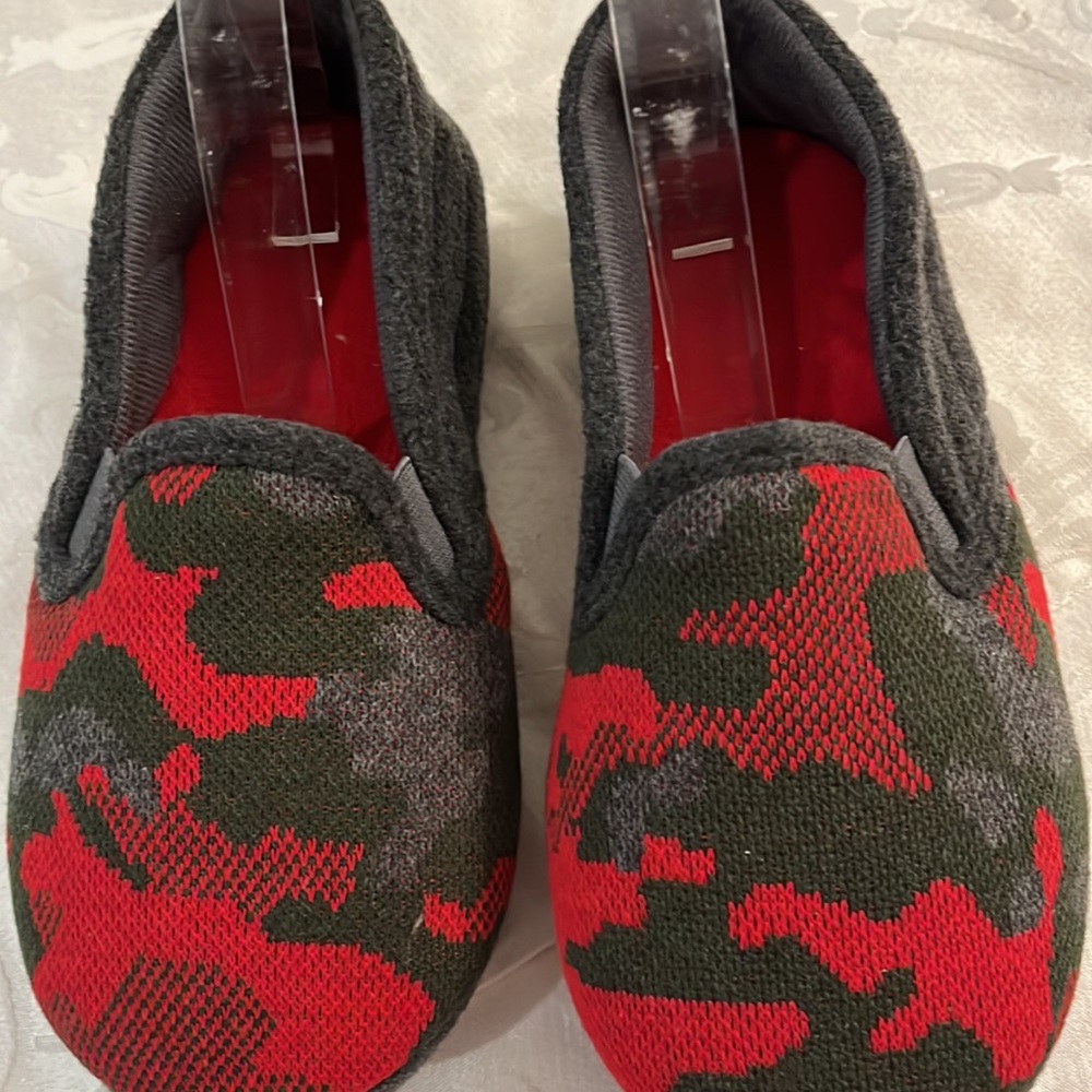 Kids Dearfoams Slipper’s. Size 4-5 Red and Gray With Dark Green. Worn once.